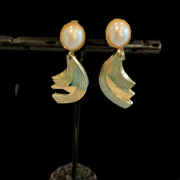 Gorgeous Vintage Clip Earrings  - Picture 2 of 4